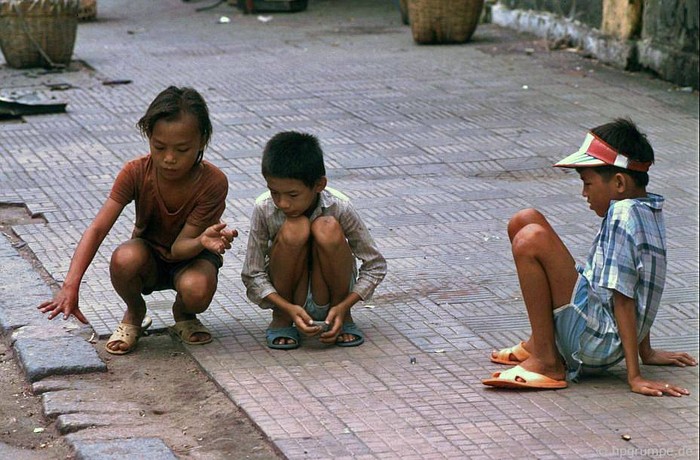 Trẻ em trên đường phố Sài Gòn, 1991.